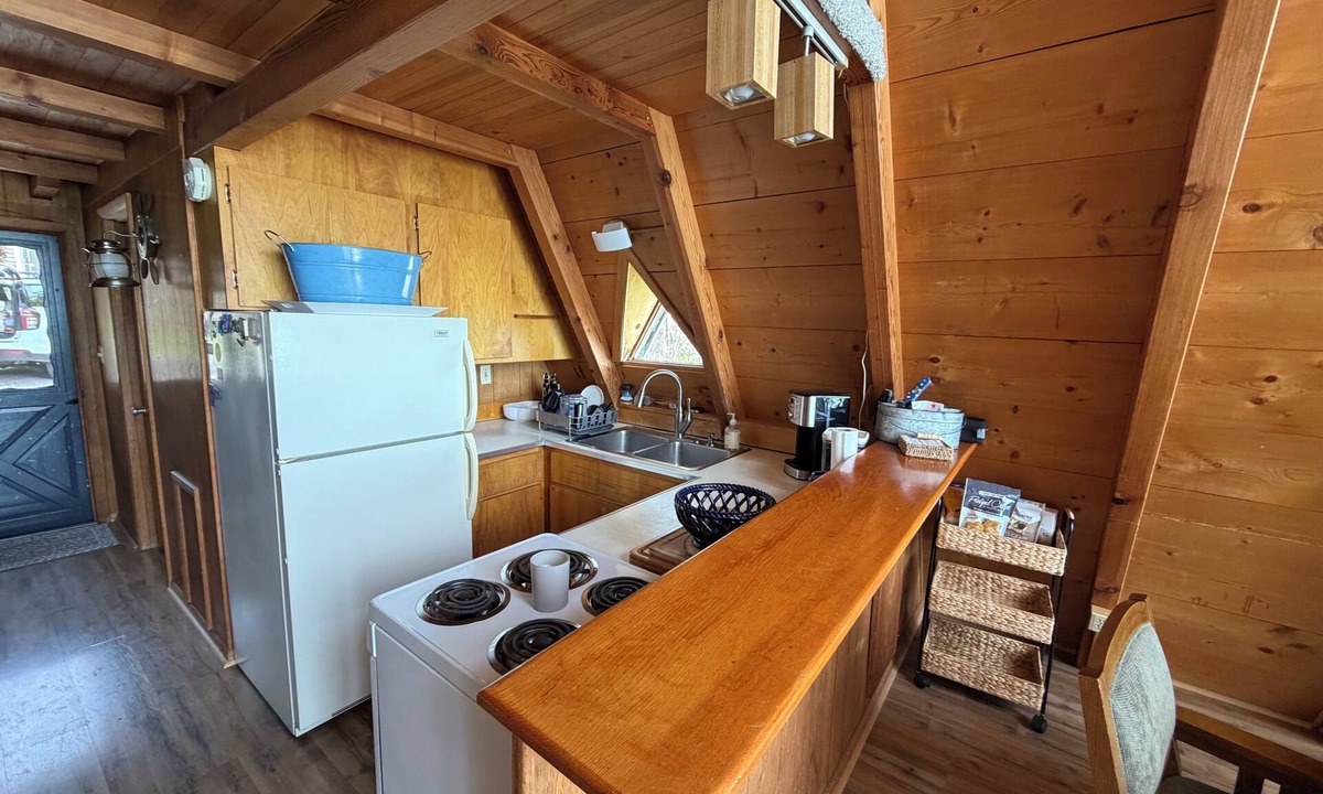Traverse City Cabin | Cozy 3-bedroom cabin in fabulous Traverse City with AC