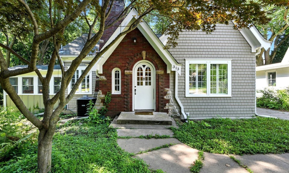 Iowa City Boat Rental | Cozy 3-Bedroom Historic Home in Iowa City Near Downtown