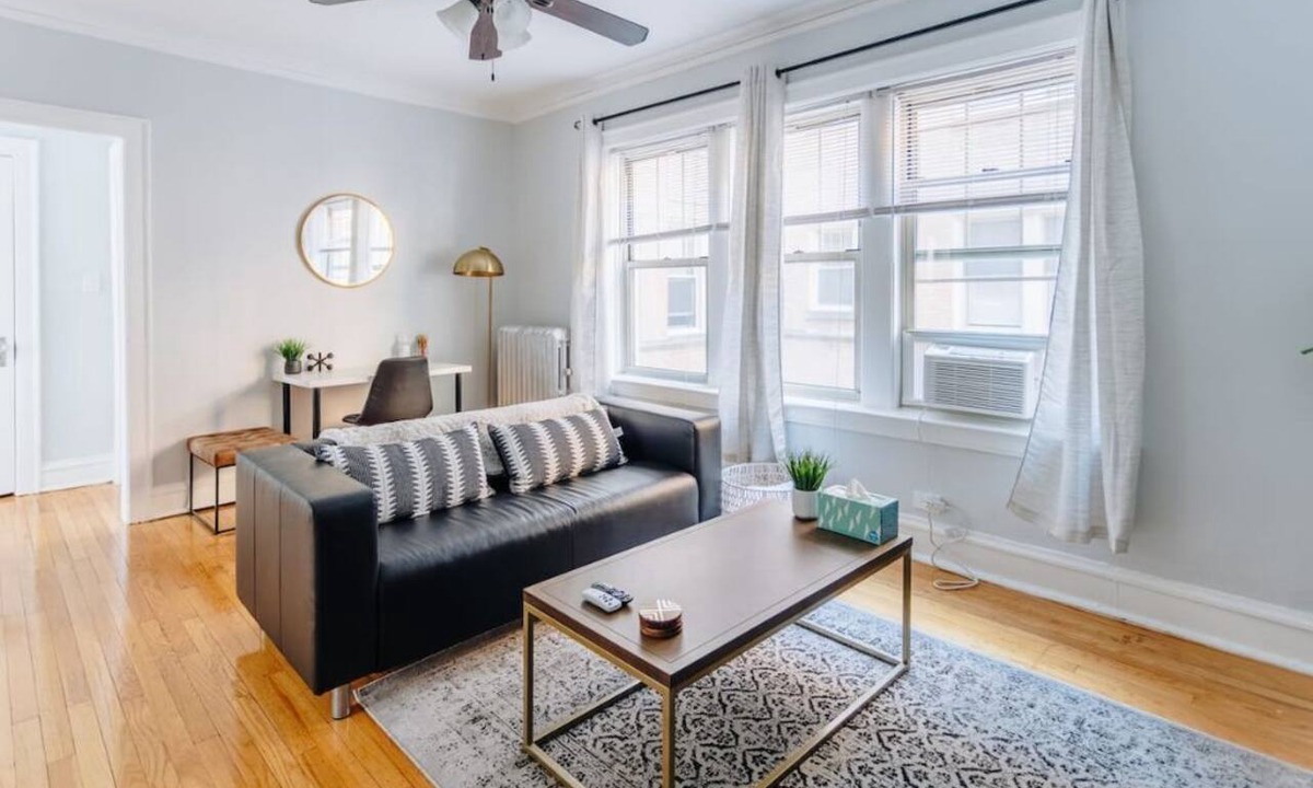 Ravenswood Apartment | Cozy and Intimate 1BR in Lively Lincoln Square