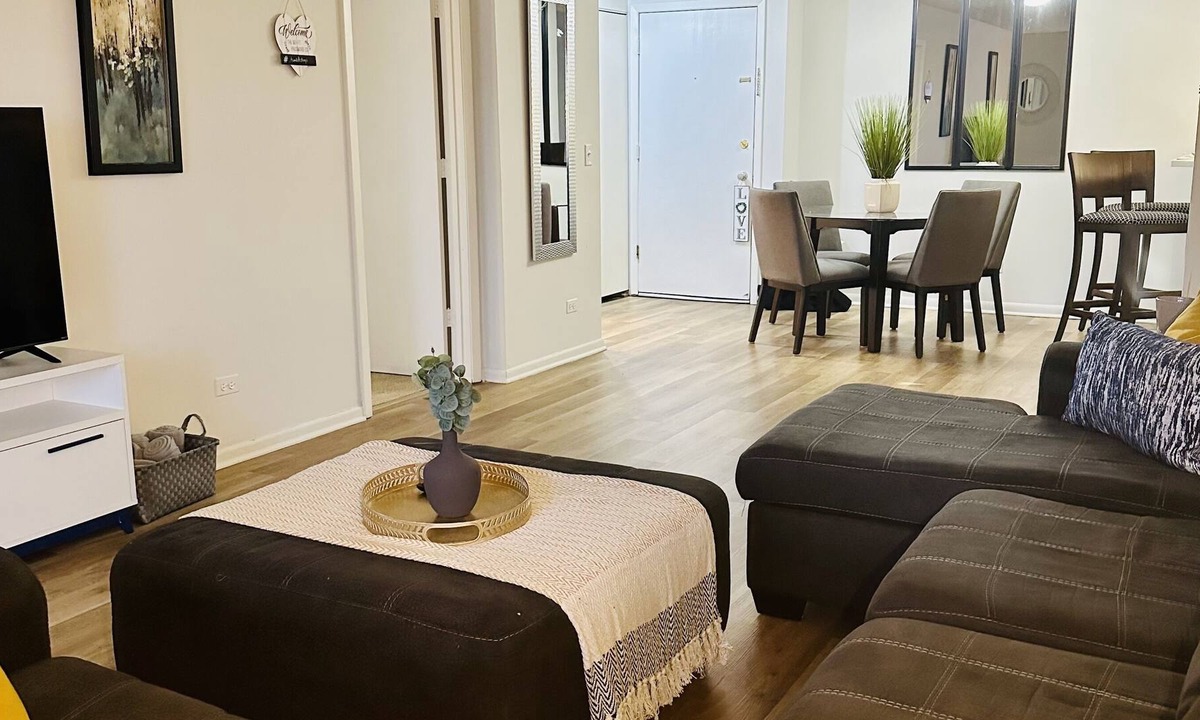 Glen Ellyn Apartment | Cozy Apartment Mins from OakBrook mall, restaurants and attractions.