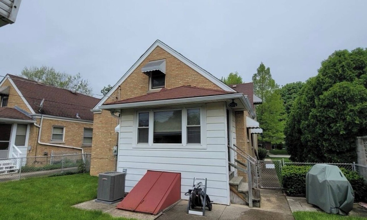 Skokie House | Cozy cape cod - Feels like home Skokie with WiFi and AC