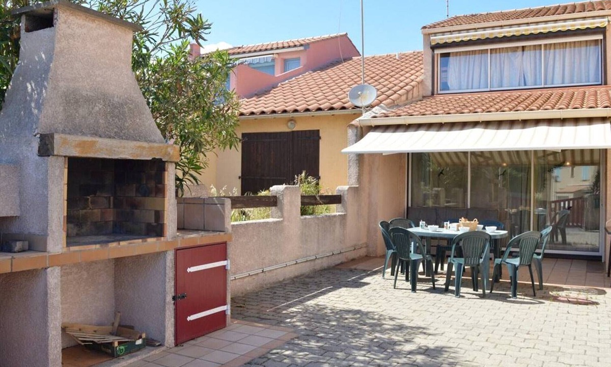Saint-Pierre-la-Mer House | Cozy 4BR House, 750m from Beach, Sleeps 8, Pet-Friendly, Terrace, Parking, WiFi Optional