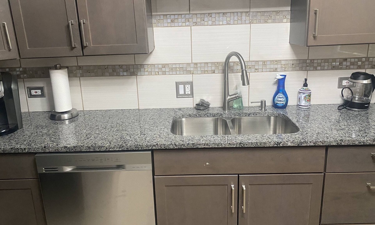 Skokie Apartment | Cozy quiet downtown Skokie 10 minute to lake