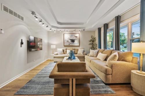 Fox Valley House | Cozy Spacious Retreat Games Groups Pets Allowed