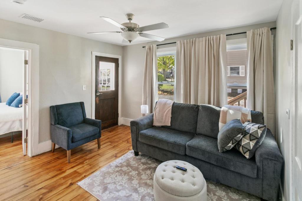 Libertyville Apartment | Cozy Spot in Heart of Libertyville Near Naval Base