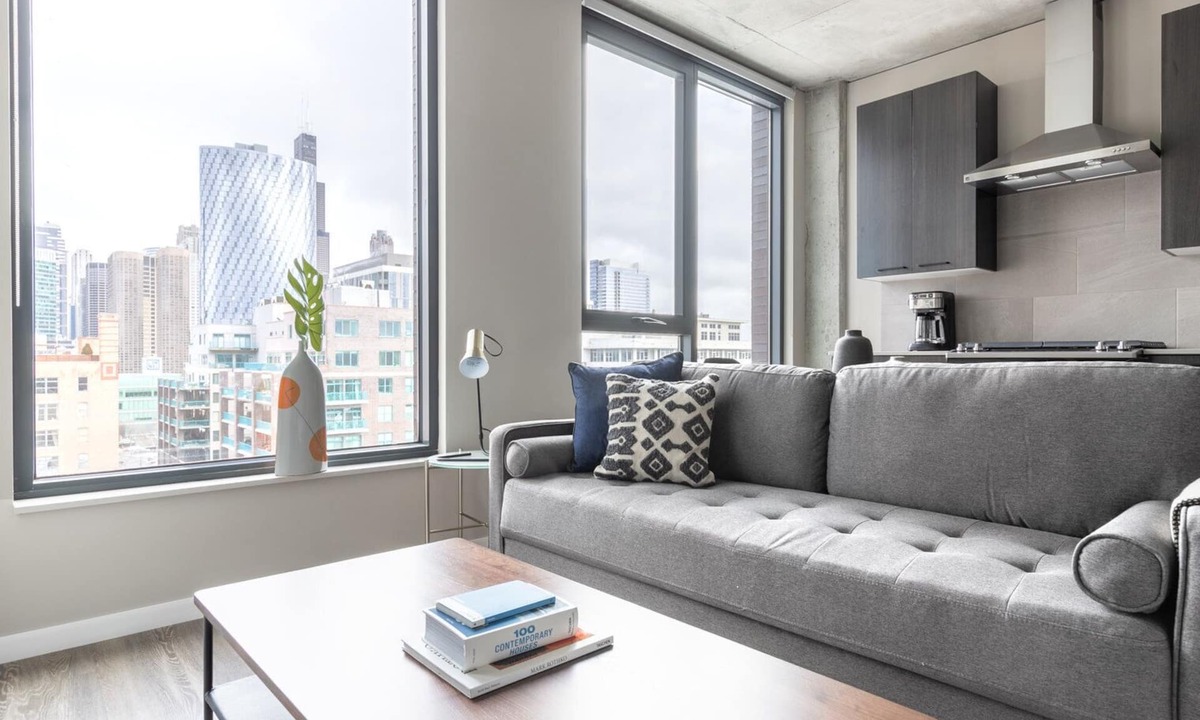 West Loop Apartment | Cozy West Loop Studio w/Pool, Gym, nr. Restaurant Row, by Blueground