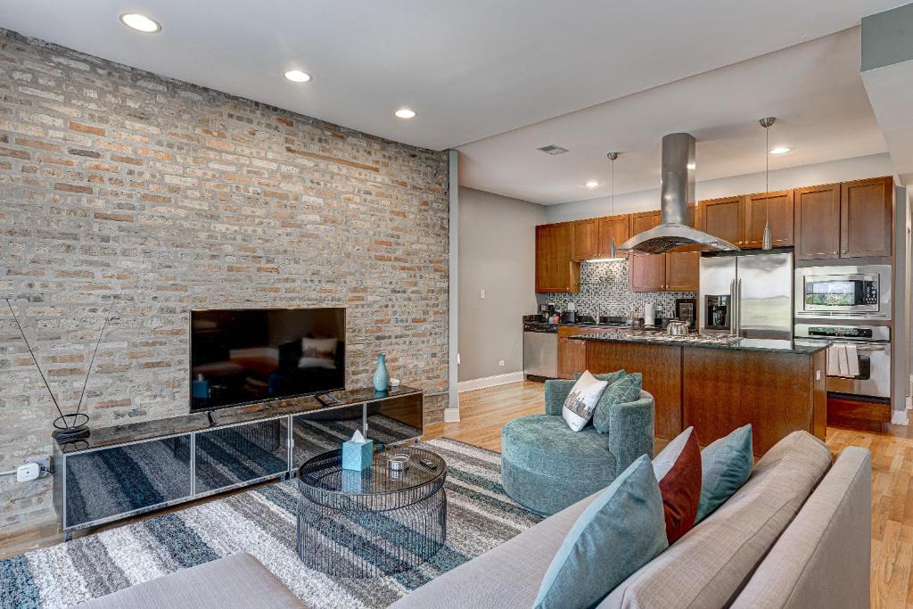 Lakeview Apartment | Cubbies Dream! Half a Block to Wrigley! You Can Feel the Excitement in the Air on Game Days! condo