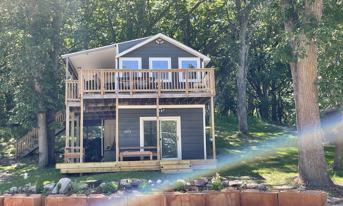 Spirit Lake Cottage | Cute 2/2 Cottage for rent across from the lake