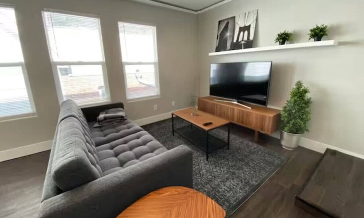 Downtown Omaha Apartment | Cute Modern Apartment in Downtown Omaha