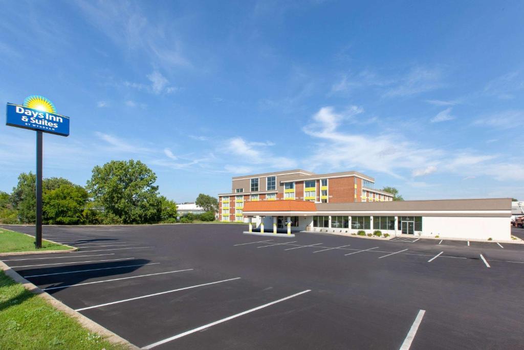 Grand Rapids Hotel | Days Inn & Suites by Wyndham Grand Rapids Near Downtown