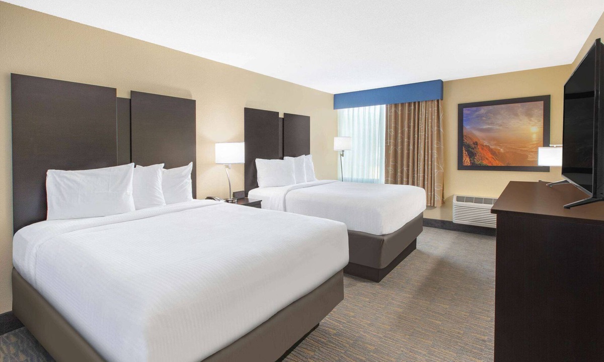 Grand Rapids Hotel | Days Inn & Suites Grand Rapids Near Downtown