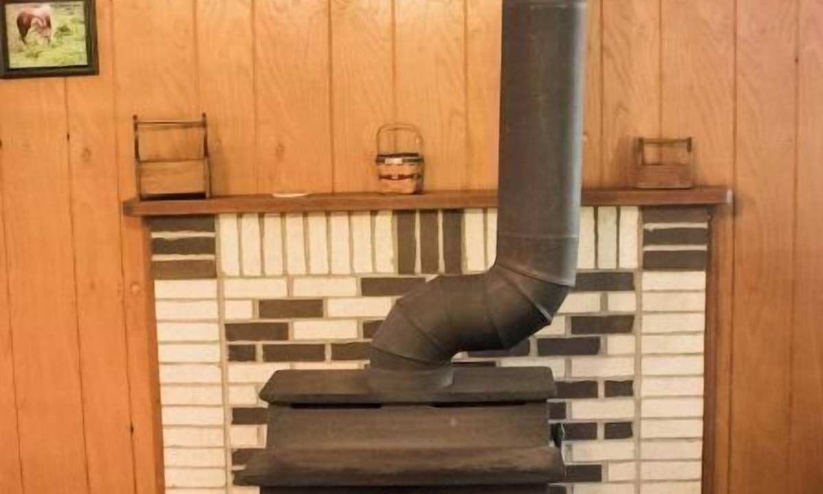 Triumph Cabin | Dog Friendly Winnebago Cabin near Starved Rock w/whirlpool tub @Kishauwau Cabins