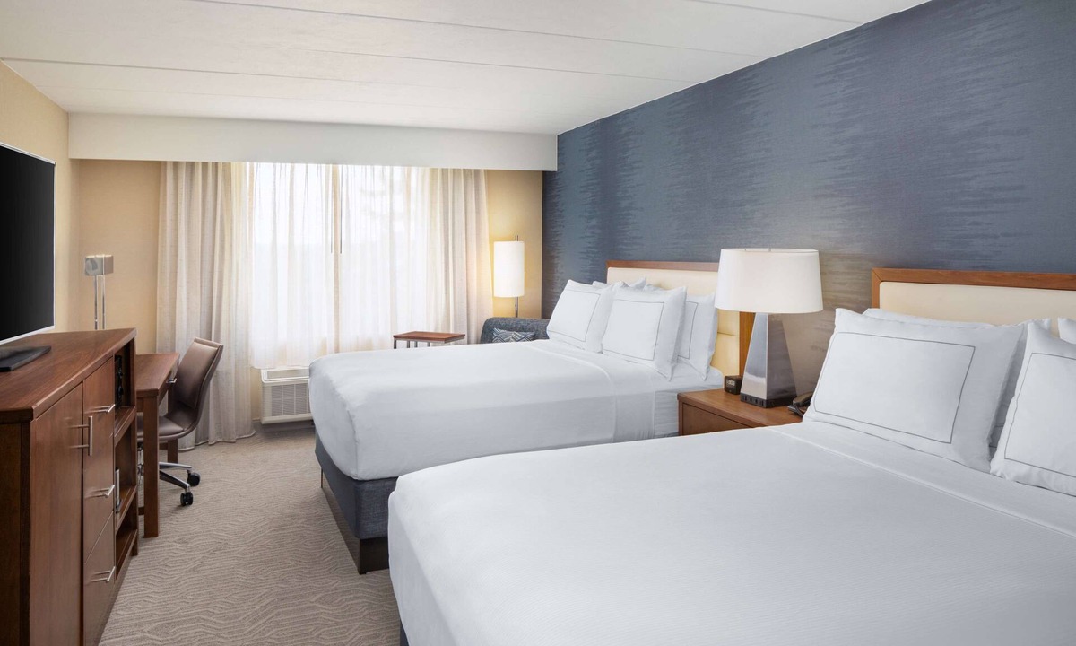 Thurston Hotel | DoubleTree by Hilton Ann Arbor North