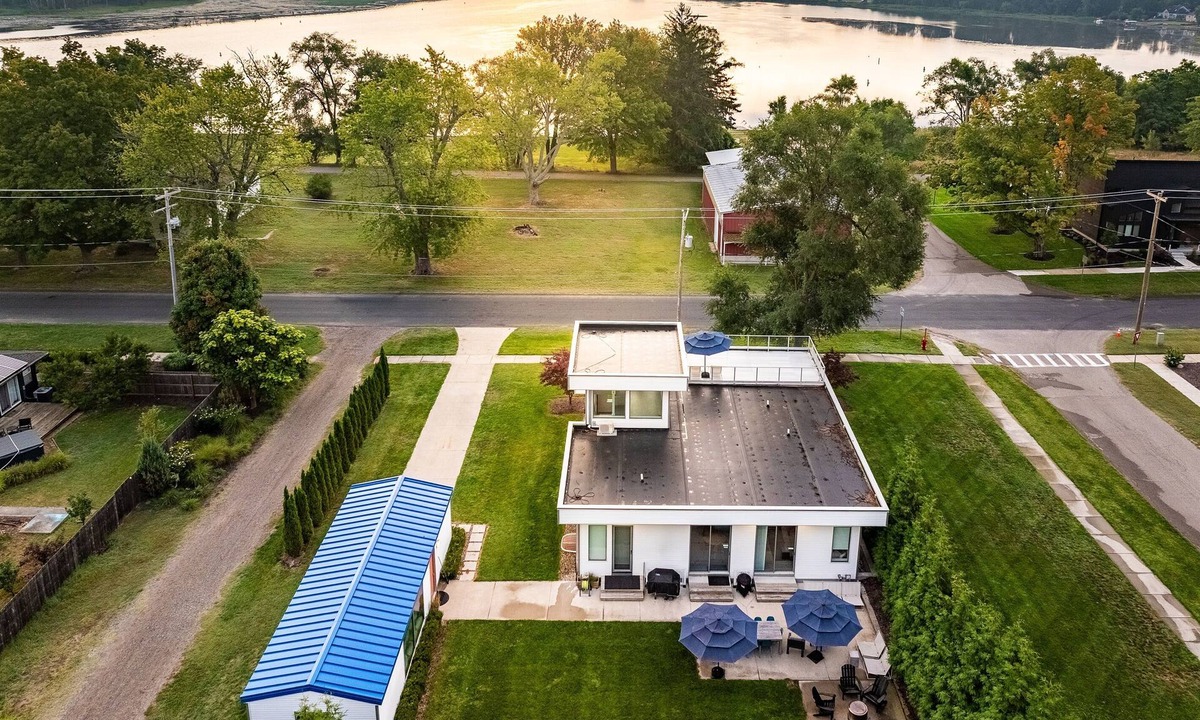 Douglas House | Douglas Modern Villa - Steps to Downtown!