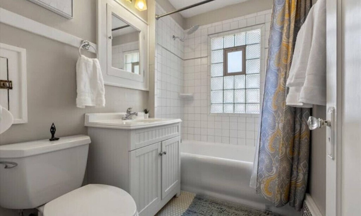 Wauwatosa House | East Tosa Gem!