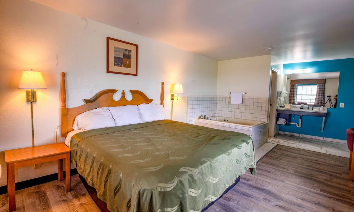 Rantoul Hotel | Economy Inn & Suites