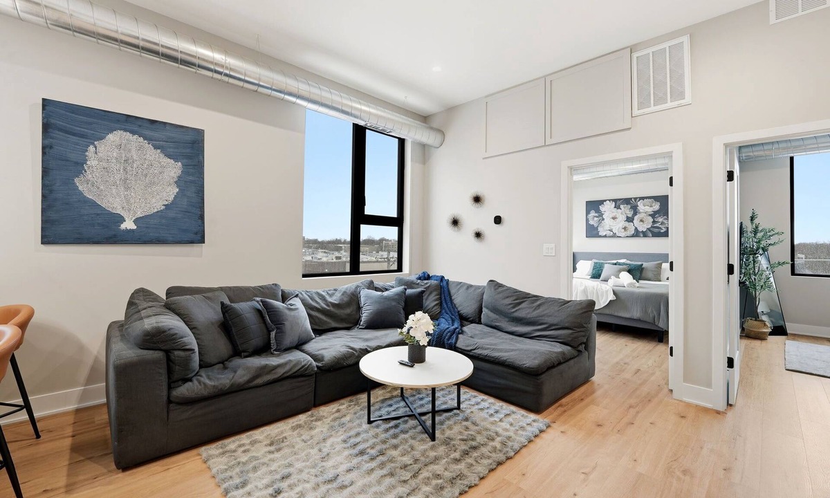 Edgewater Beach Apartment | Edgewater Apt with Free Parking, Gym, City Living