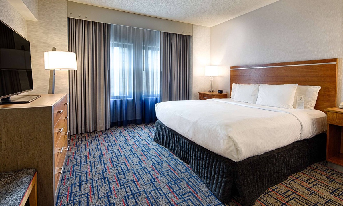 Rosemont Hotel | Embassy Suites by Hilton Chicago O'Hare Rosemont