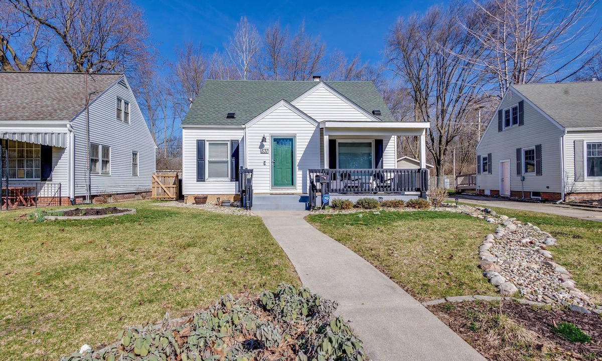 Northshore Triangle House | Emerald Clover<>3BR, 1Bath House- 1 mile from ND