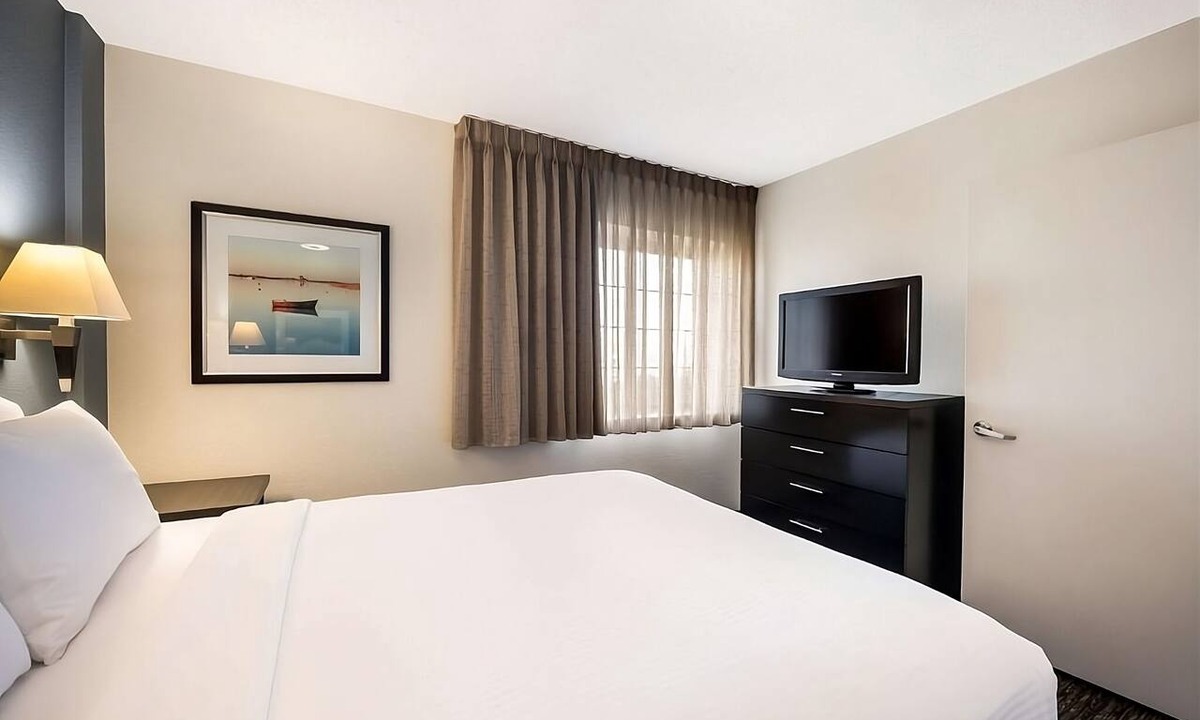 Waukegan Apartment | Enjoy a Hassle-Free Stay, Kitchen Pet-Friendly Property, Near Asylum Skate Park