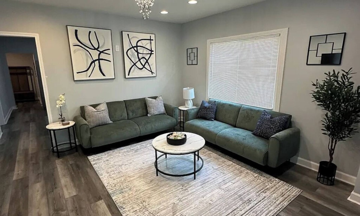 Franklin Park House | Entire 6BD 2BA House Minutes from O’Hare