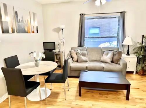 Lakeview Apartment | Entire Apt in Heart of Chicago