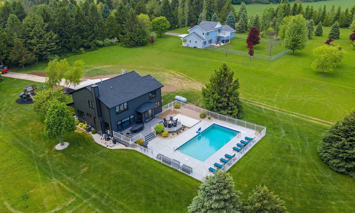 Kewaunee House | Epic Lake Michigan Bluff Home 2-Acre + Heated Pool