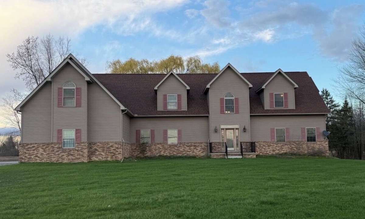 Birch Run Township House | Expansive Home for Gathering & Relaxing, Sleeps 14. Close to Frankenmuth.