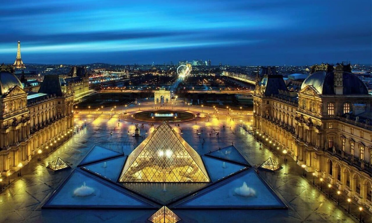 Paris City Center Apartment | EXPERIENCE AUTHENTIC PARISIAN LIVING DESIGNED BY A RENOWNED FRENCH ARCHITECT