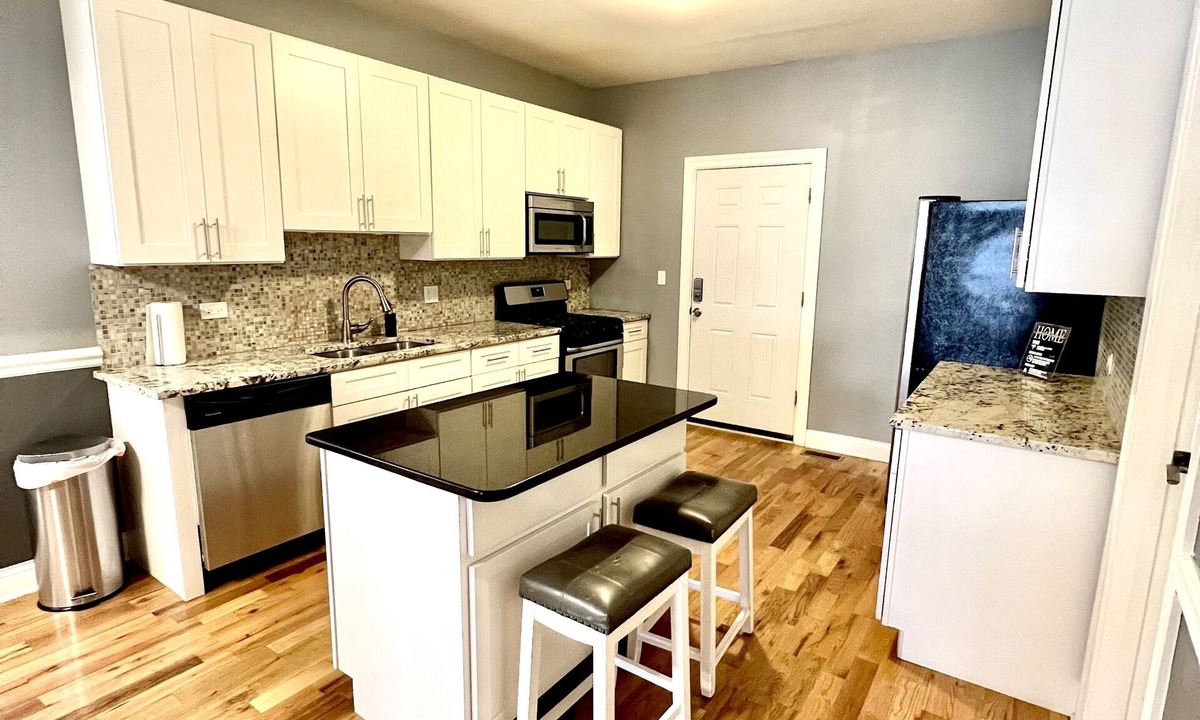 South Austin Condo | Experience Chicago living near United Center