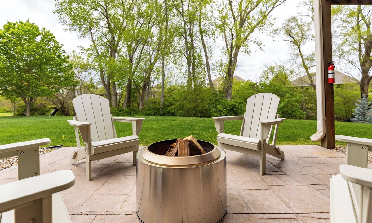 Grimes House | Fire pit, Outdoor Eating & Grill, Coffee Bar, King Bed, Home Gym, Sauna