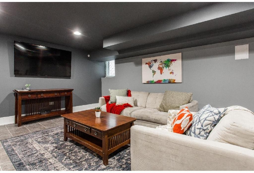 Grand Boulevard Apartment | Forrestville Ave Large Suite