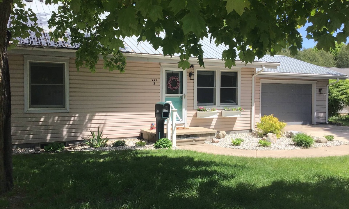Boyne City House | FOURTH OF JULY JUST OPENED UP Plus a 10% discount. Book Now!