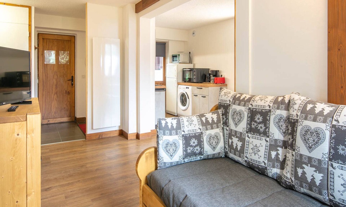 Montchavin Apartment | Beautiful Renovated Apartment · Balcony · Near Slopes and Shops · Ski Locker