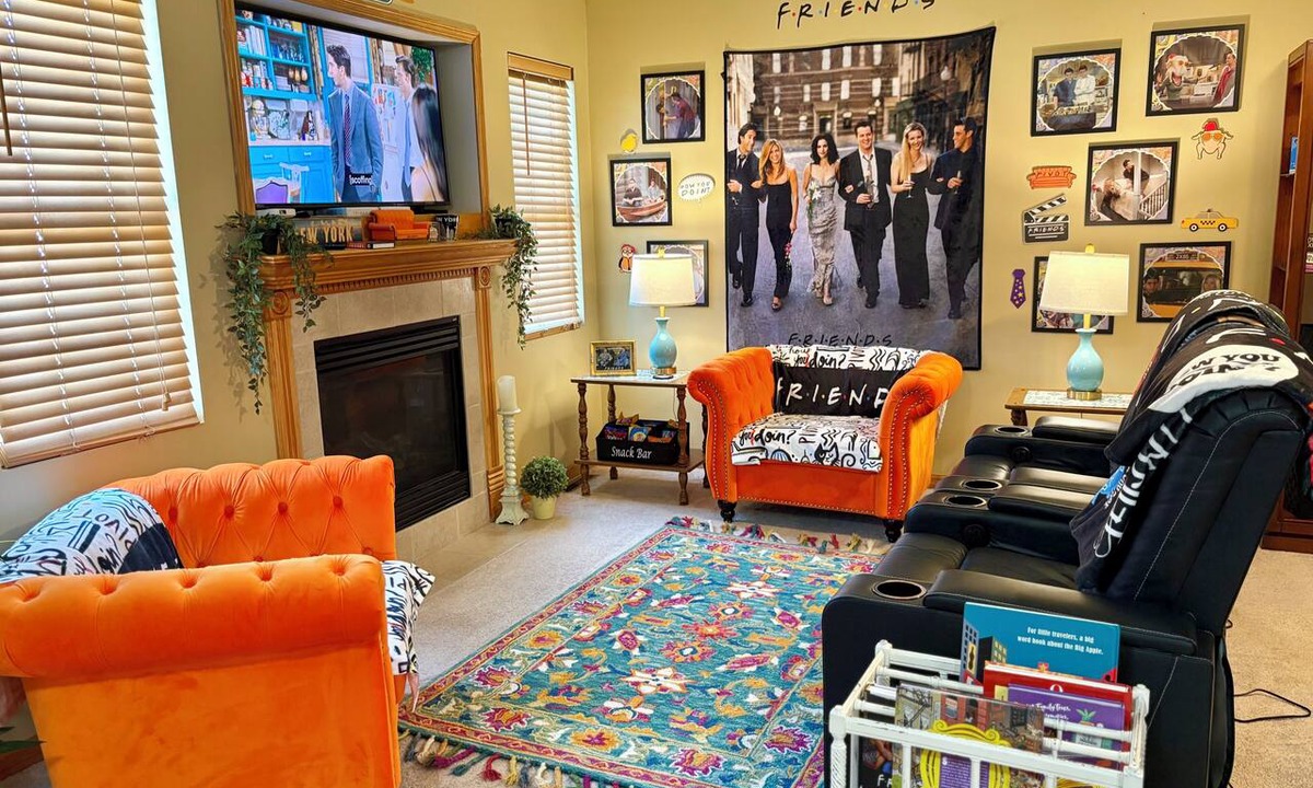 Ottawa Apartment | “Friends” Central Perk- Fun Escape - Starved Rock- Ottawa