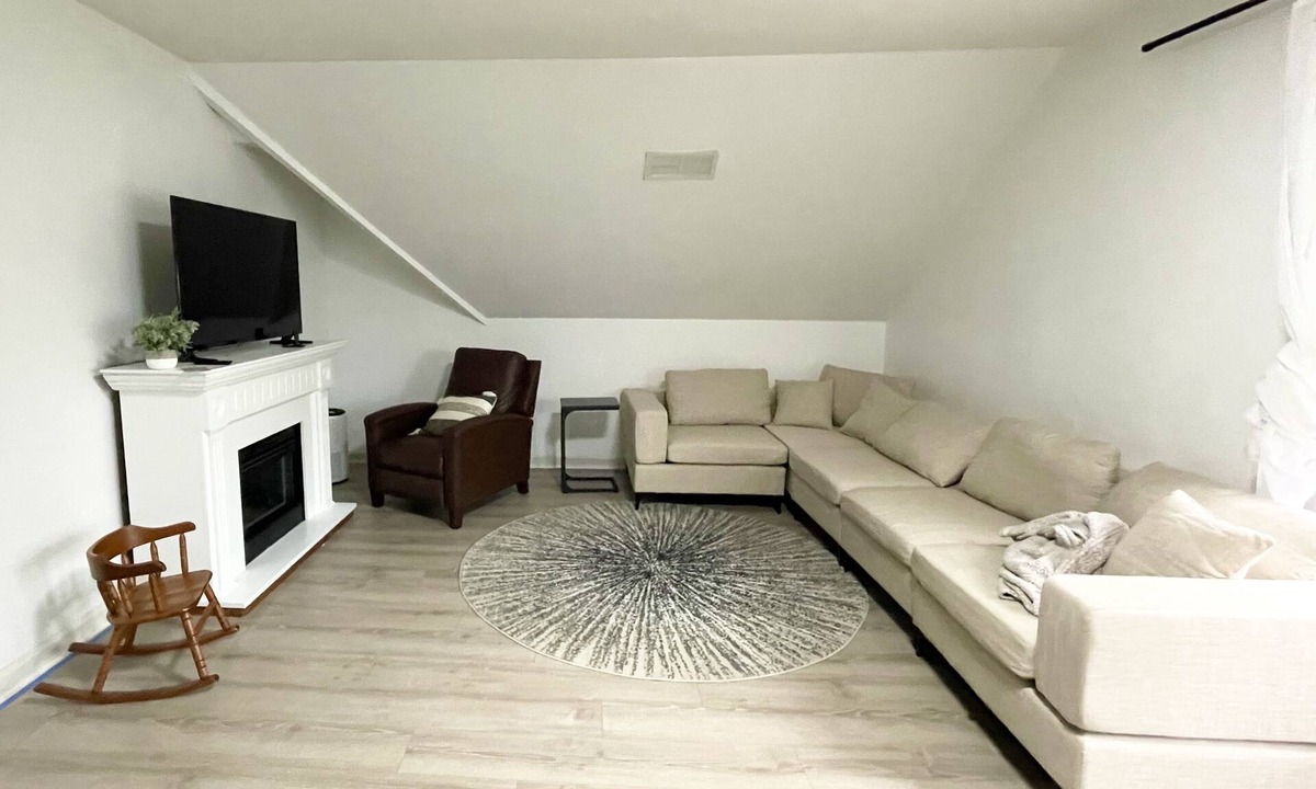 Washington Heights House | Friends & Family Escape: Charming Duplex with Plenty of Space!