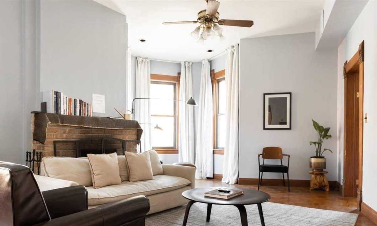 Mid-North District Apartment | Frontdesk | Classic 2 BR Apt in Lincoln Park