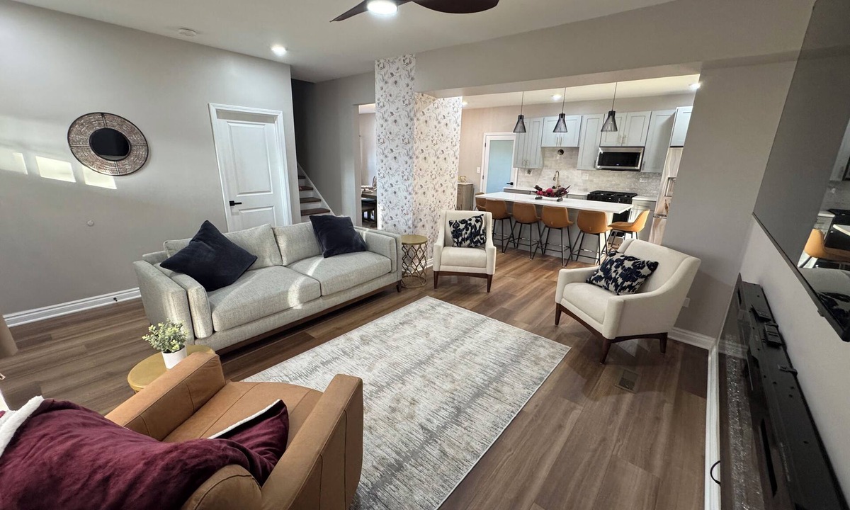Lansing House | Fully Renovated Modern Cozy Suburban Gem