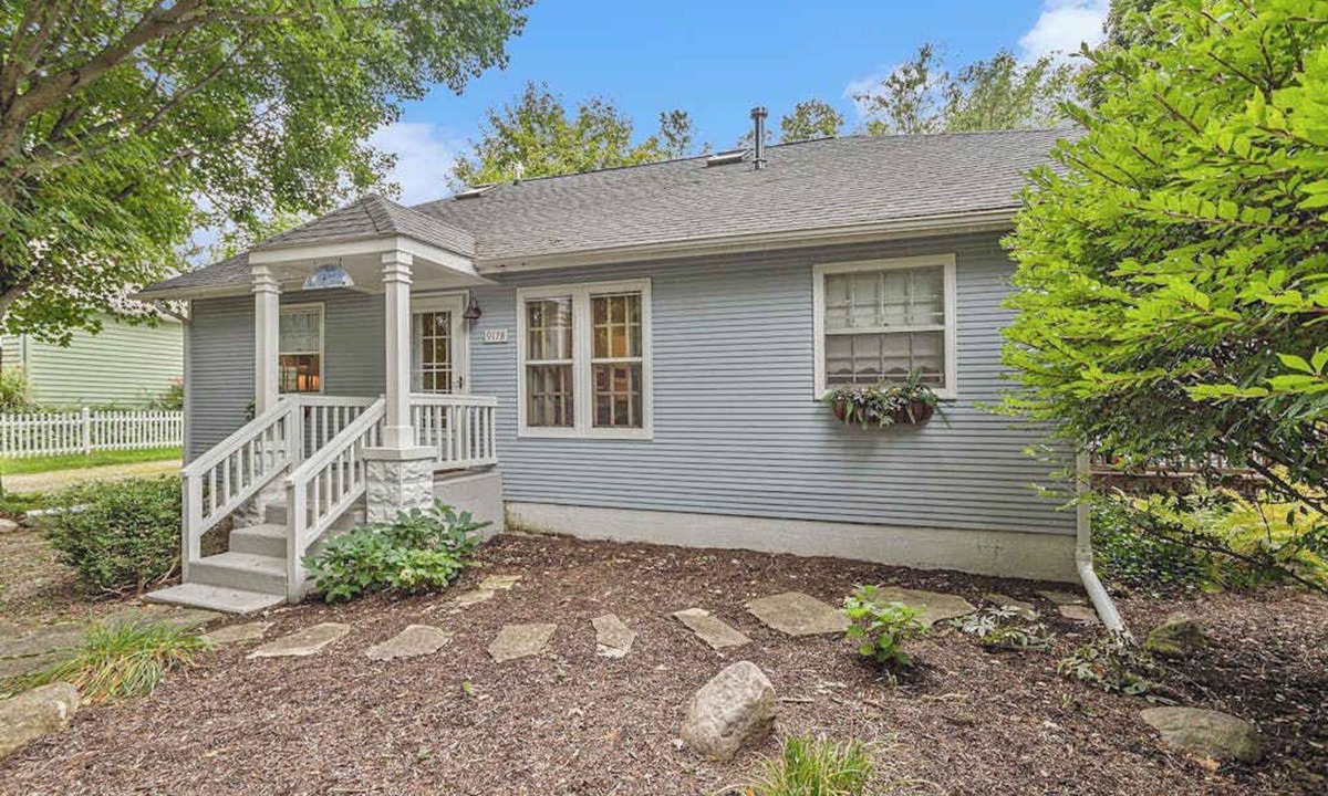 Lakeside House | Garden-style cottage with easy beach access, screened porch & small yard