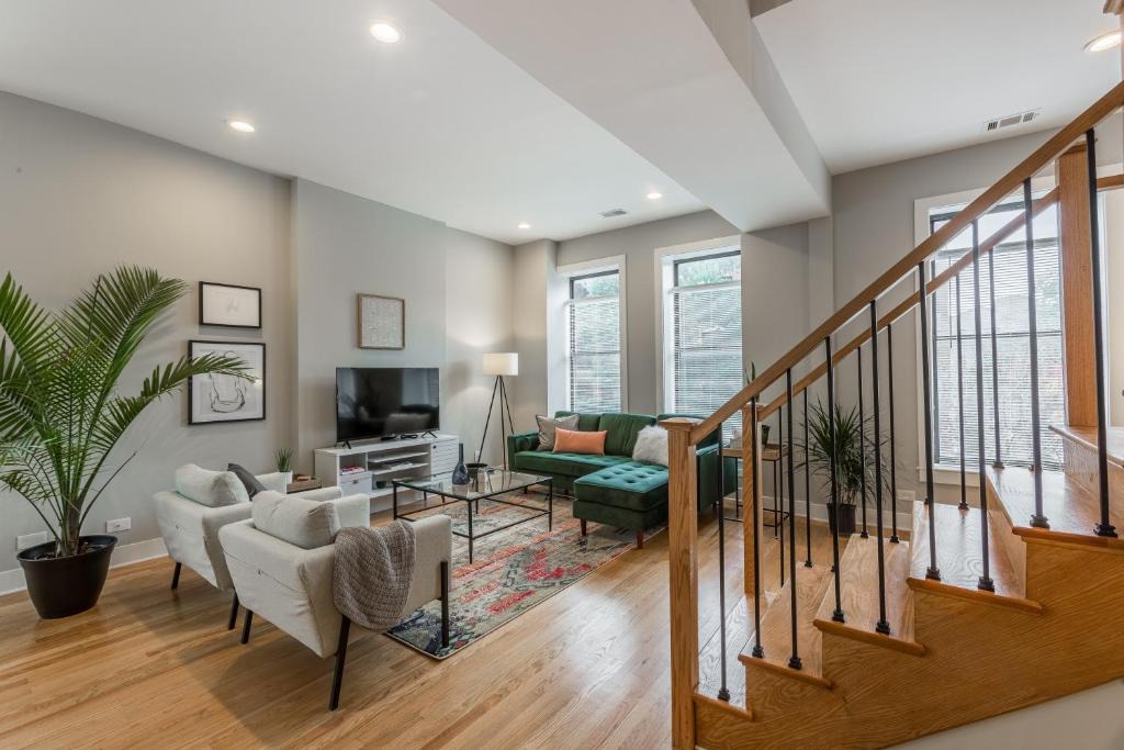 Old Town Apartment | Go Grand in This Massive Old Town Mansion - Sleeps 22! apts