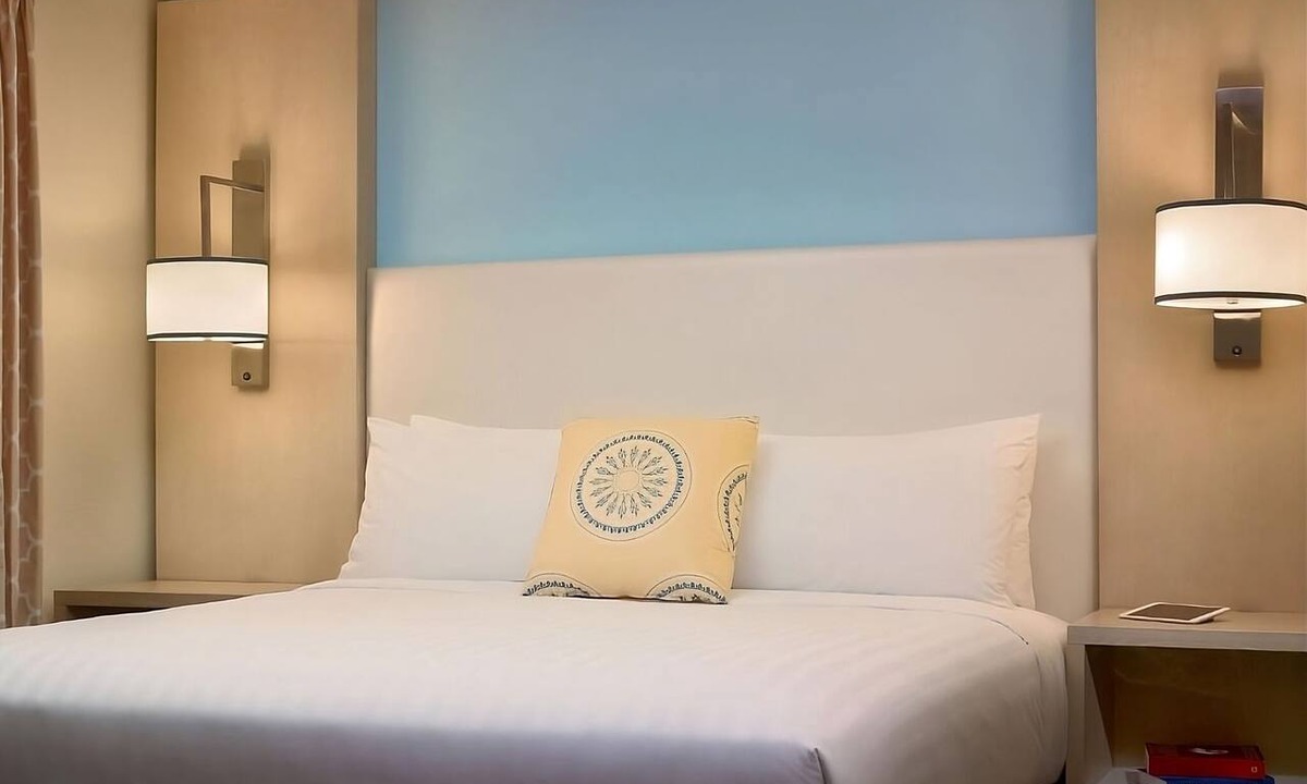 Schaumburg Hotel | Great Amenities Onsite! Pool, Private Parking, Free Breakfast, Close to Legoland