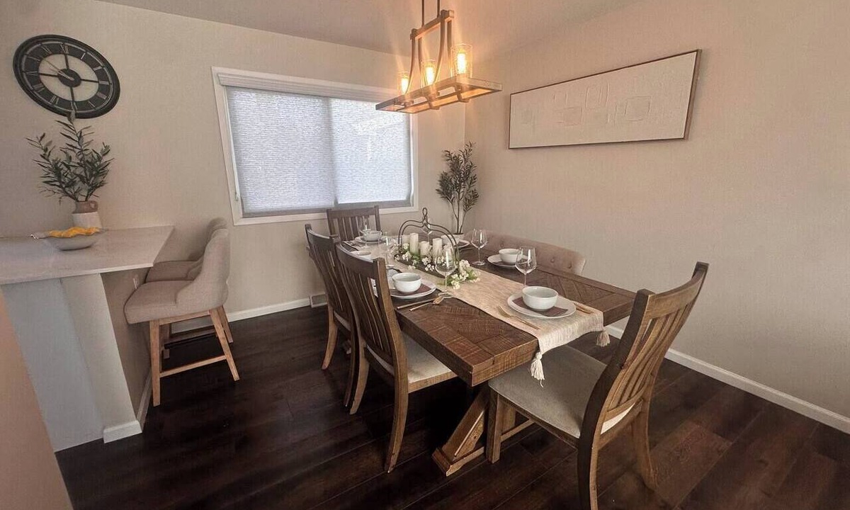 Waukegan House | Great America Getaway | Sleeps 12 | Near Navy Base