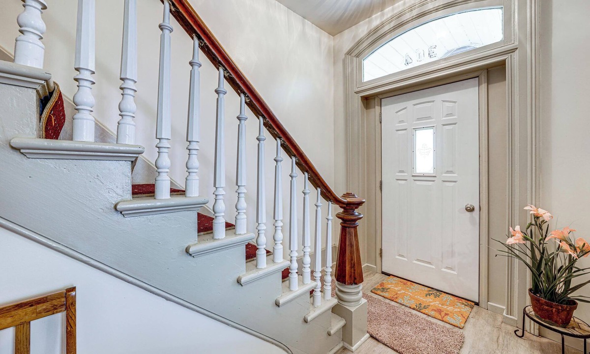Ottawa Apartment | Great Location! Walking Distance to So Much!