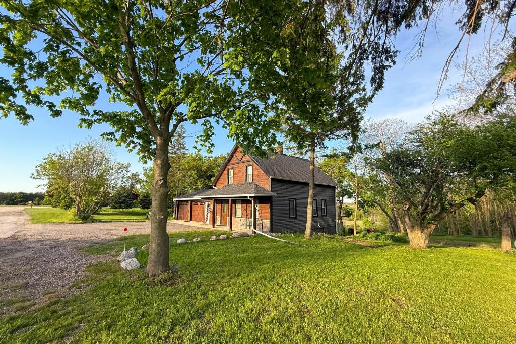 Kewaunee House | Half-Mi to Kewaunee River: Boat, Fish, Kayak!