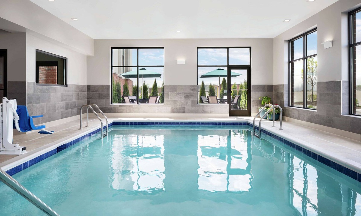 Summit Hotel | Hampton Inn & Suites Bridgeview Chicago