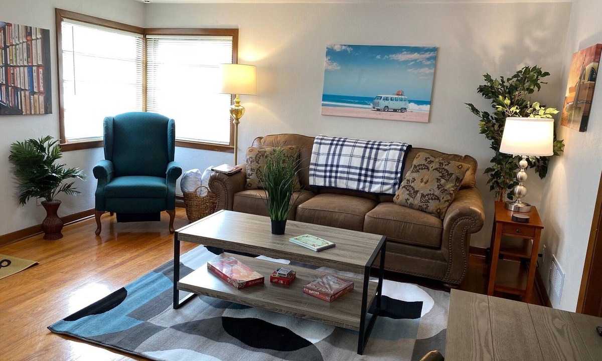 Racine House | Happy Days! Pro Cleaned, Self Check In - Sleeps 4