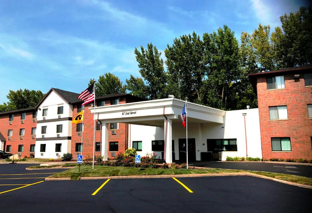 Coralville Hotel | Heartland Inn Coralville