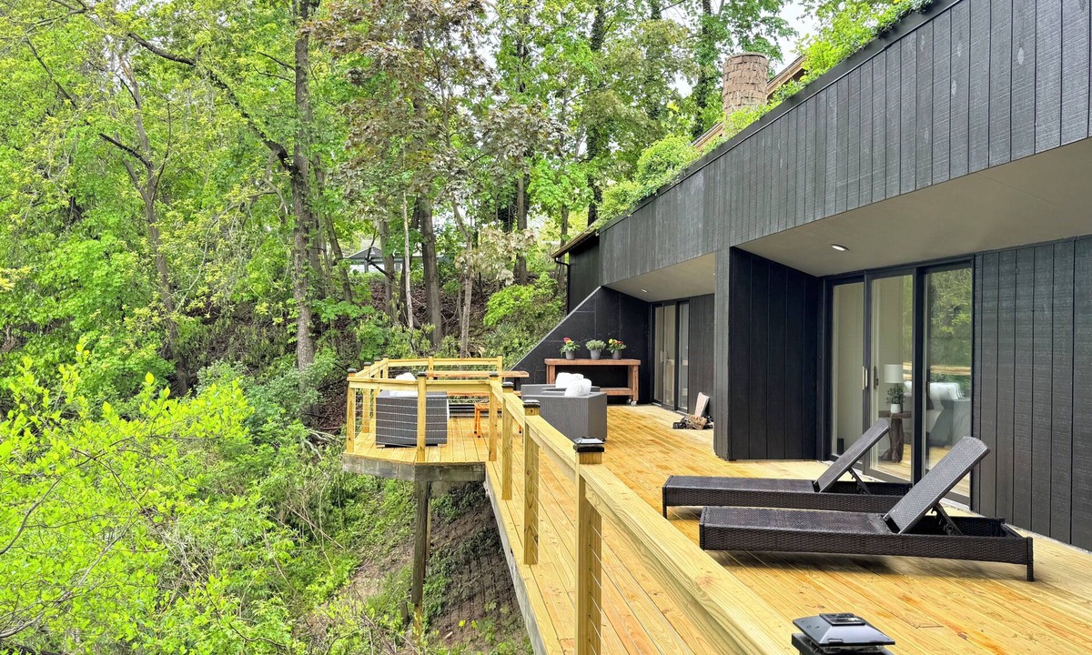 Douglas House | Hidden Gem just steps from Downtown