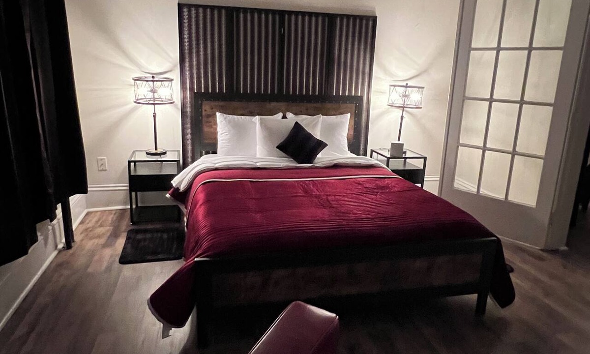 Springfield Apartment | Historic Apt. Adjacent to Capitol/2 Queen Bds Loft Style near Medical/State Fair