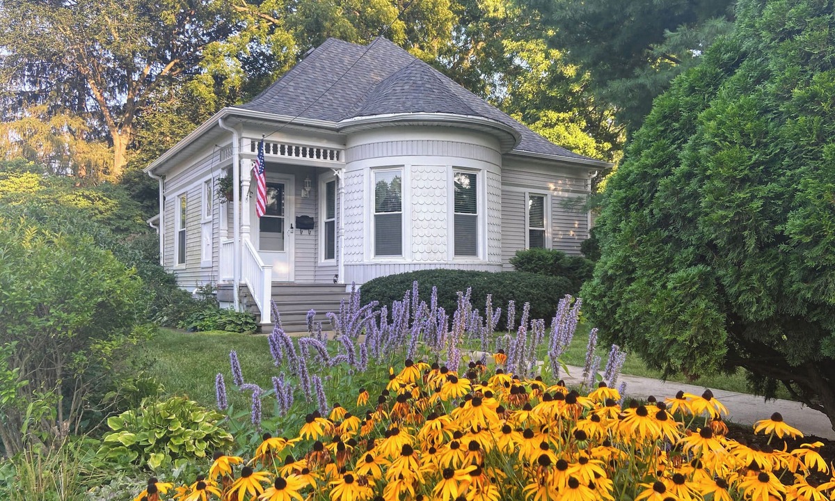Oregon Cottage | Historic Cottage - Walk to Downtown & Trails